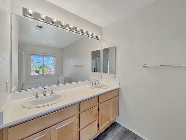 Building Photo - Beautiful 5BD/3BA House in Otay Ranch W/ W...
