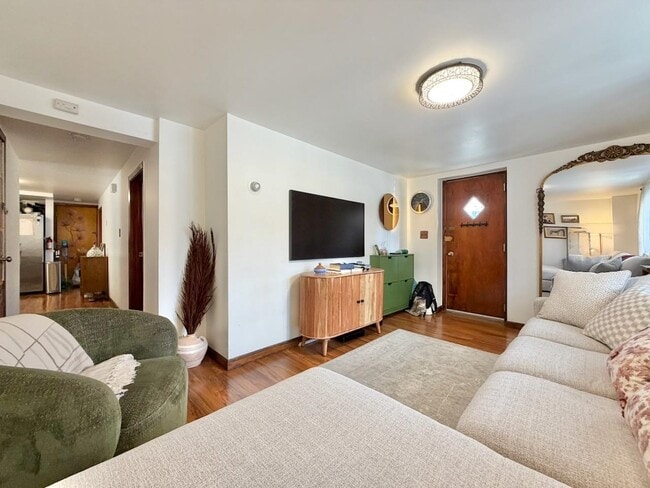 Building Photo - 196 6th St