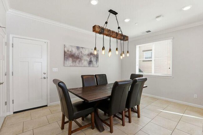 Building Photo - Beautiful 3 Bedroom, 2.5 Bathroom For Rent in West Roseville!