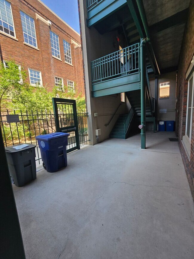 Building Photo - Beautiful 2BR , 2BA 2nd floor loft in East...