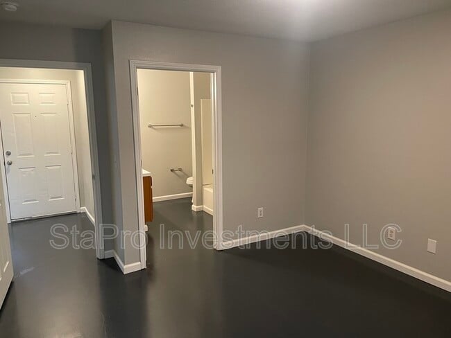 Building Photo - 240 Hayes Ct