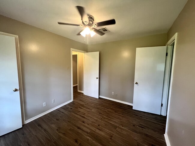 Building Photo - 703 Camellia Dr