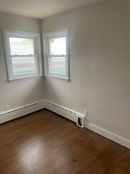 Building Photo - 622 Clawson St
