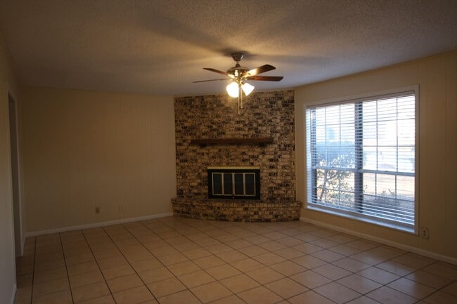 Building Photo - Spacious 3-Bedroom Home in South Tyler – A...
