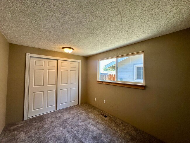 Building Photo - Pet-Friendly 4 Bedroom Home with Fenced Yard & Air Conditioning