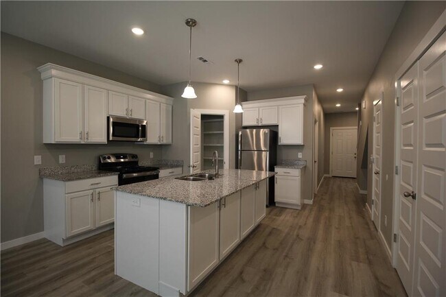 Building Photo - 2711 Vinson Rd