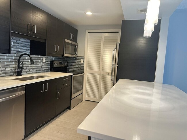 Building Photo - 200 Lakeview Dr