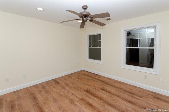 Building Photo - 527 W Thames St