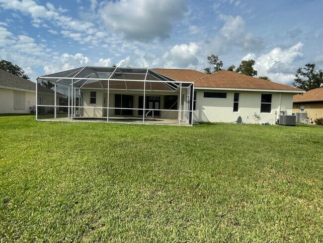 Building Photo - Beautiful and Spacious Rotonda West POOL home.
