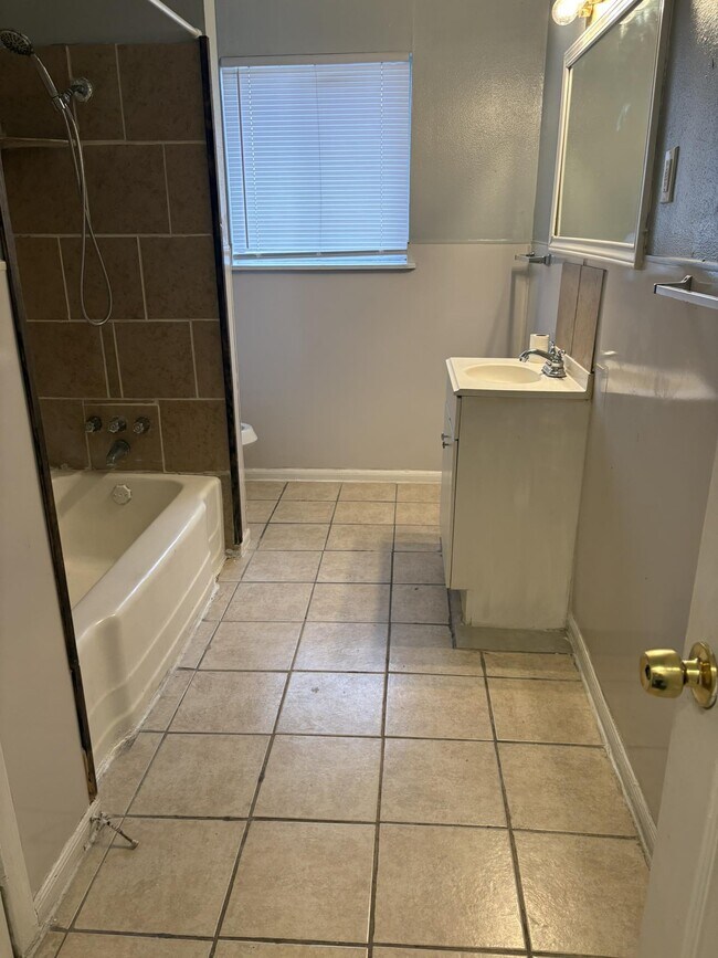 Building Photo - 2125 Kingsdale Dr