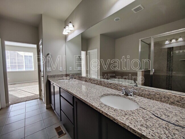 Building Photo - 530 E Dry Creek Pl