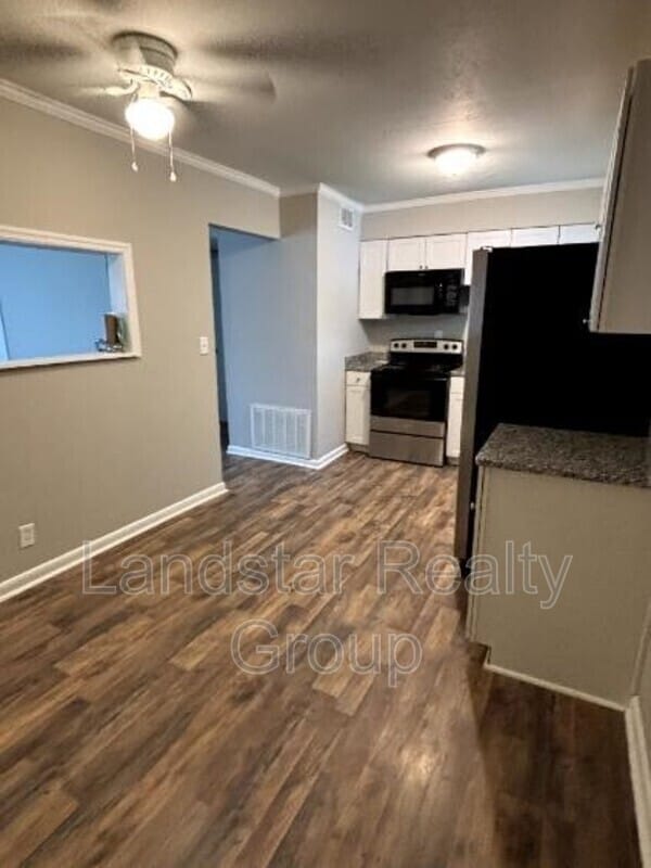 Building Photo - 9816 Titan Dr