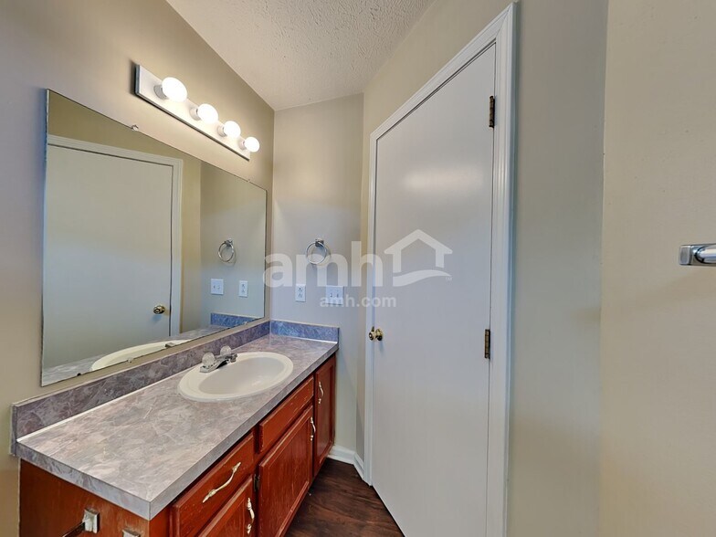 Building Photo - 1212 Wembley Dr