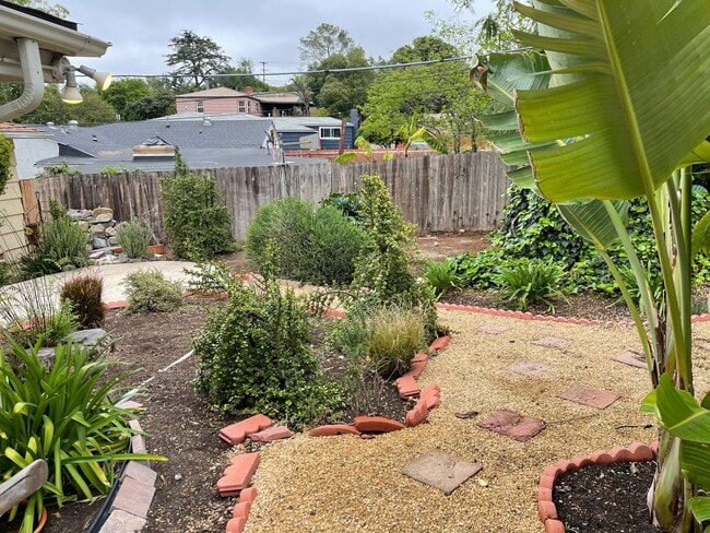 Building Photo - Charming 3 Bedroom 2 Bath Single Family Ho...