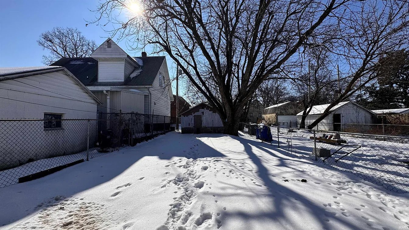 Building Photo - 217 E Oregon St