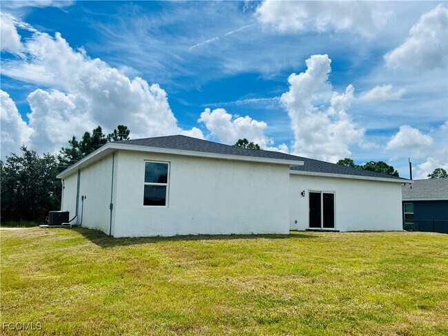 Building Photo - 2718 Helen Pl