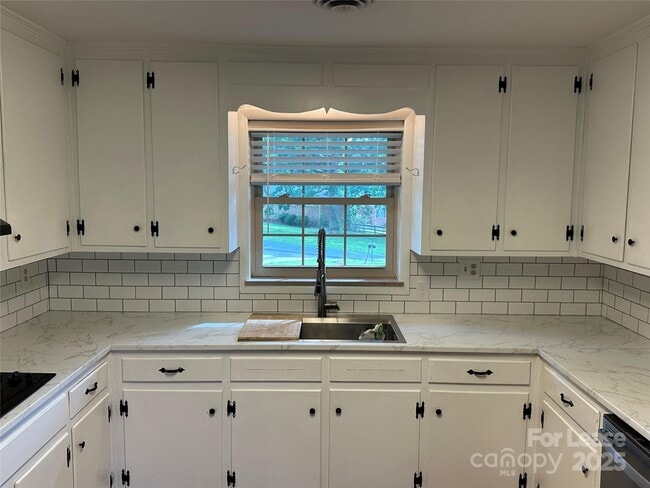 Building Photo - 1600 Plumcrest Dr