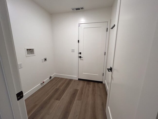 Building Photo - Live Comfortable in a Modern Paradise Home!