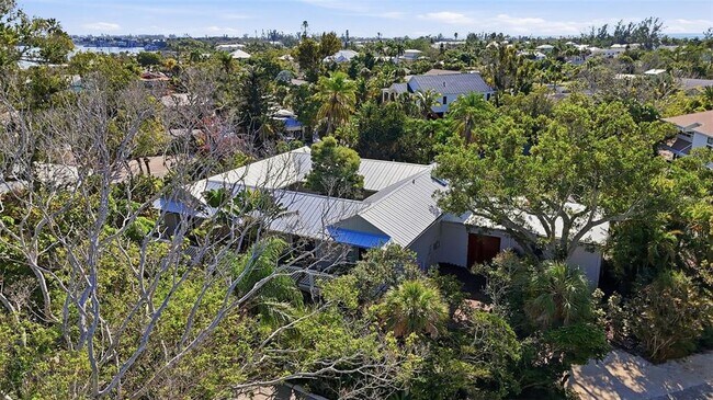 Building Photo - 700 Lands End Dr