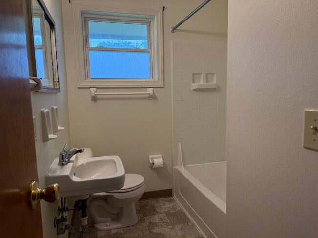 Building Photo - Charming 3BR 1 BA Home with Renovated Kitchen & In-unit Laundry in Worthington