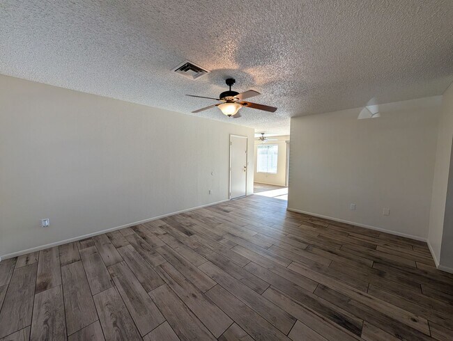 Building Photo - 4 Bedroom 2 Bathroom Sun Meadows Home