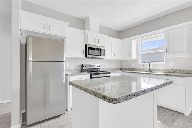 Building Photo - 16 S Dahlia St