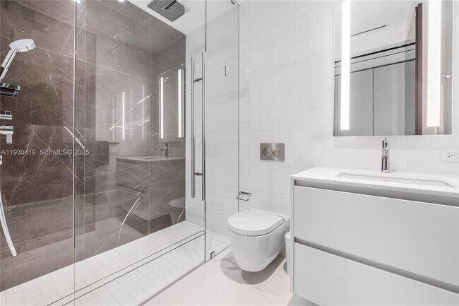 Building Photo - 300 Biscayne Blvd Way