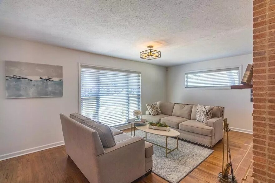 Building Photo - 614 Camellia St NE