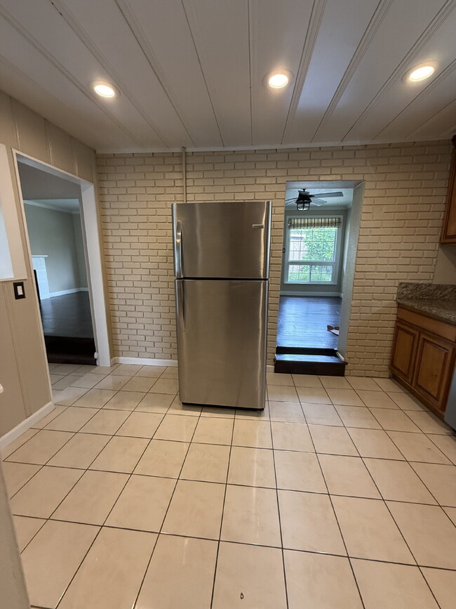 Building Photo - Spacious 4 Bedroom 2.5 Bathroom Hayward Home with Fresh Paint and New Carpet