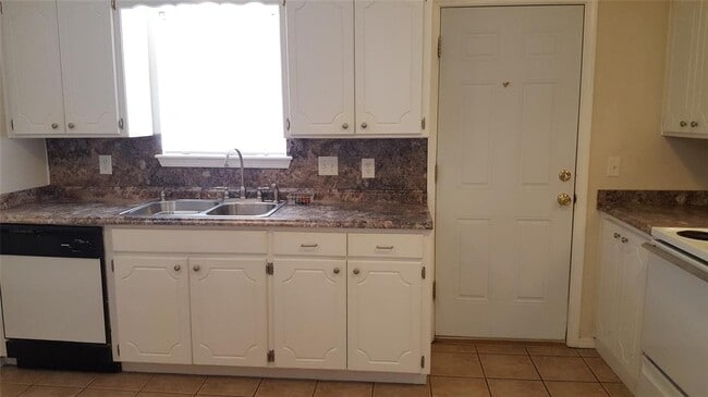 Building Photo - 831 Russell Cir