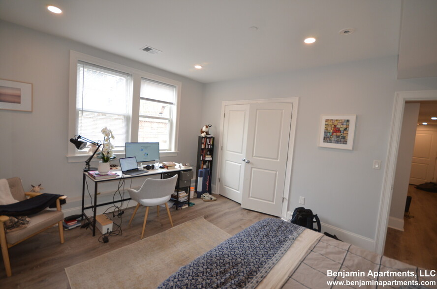 Building Photo - 124 Kenrick St