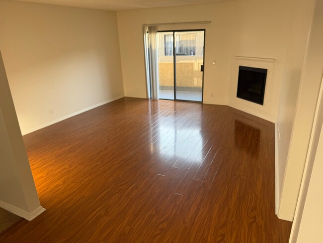 Building Photo - 14942 Burbank Blvd