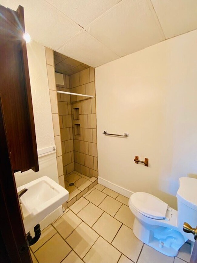 Building Photo - 1237 E Walnut St