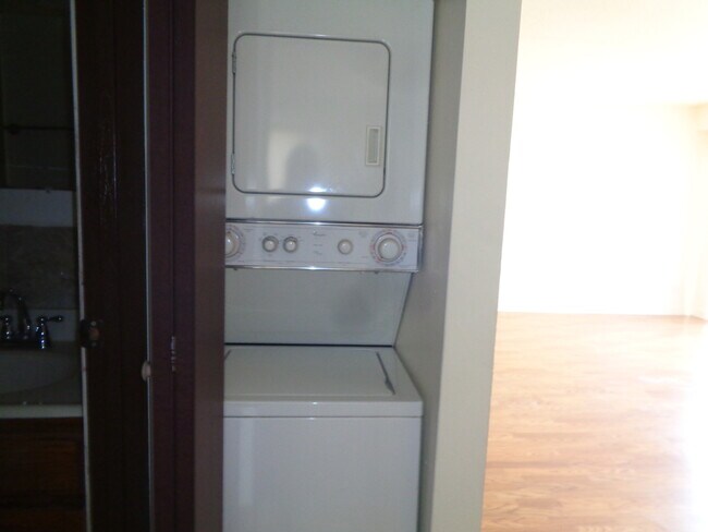 Building Photo - 14785 Lake View Dr