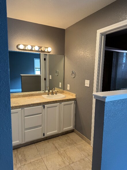 Building Photo - 3372 Bonnivew Dr