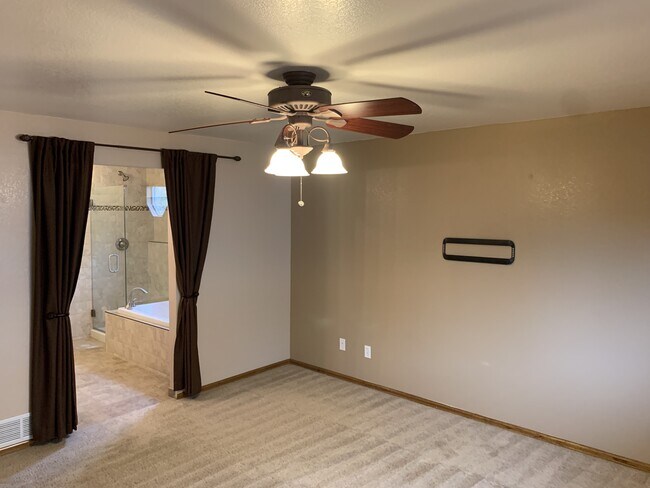 Building Photo - 11201 Glenmoor Ct