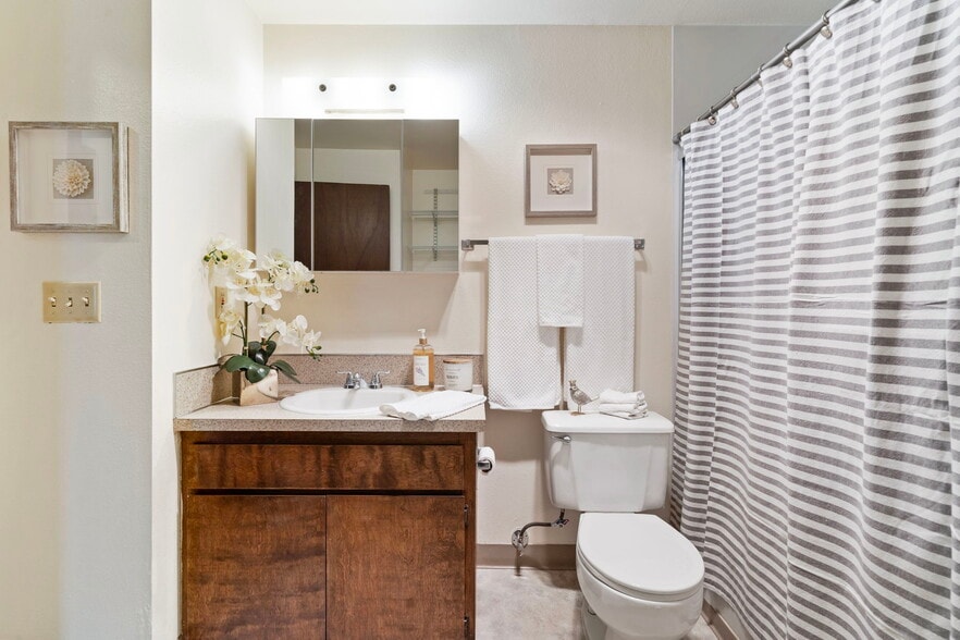 Bathroom - 2229 Hawthorne St