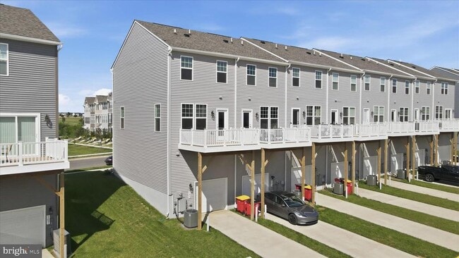 Building Photo - 163 Anthem St