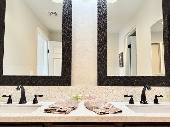 Building Photo - 2551 Greencastle Ct