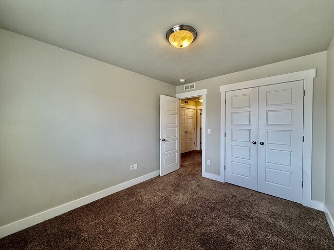 Building Photo - 6928 Village River Ln