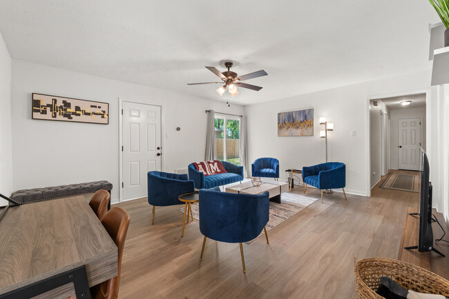 Building Photo - 4136 Willow Oak St