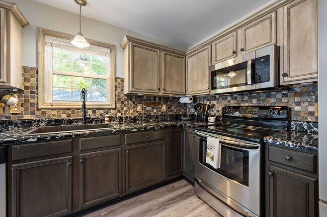 Building Photo - Fully Furnished Month to Month/Short Term Rental!