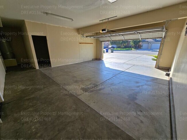 Building Photo - 3 bedroom/ 2.5 bathroom 2 story home.