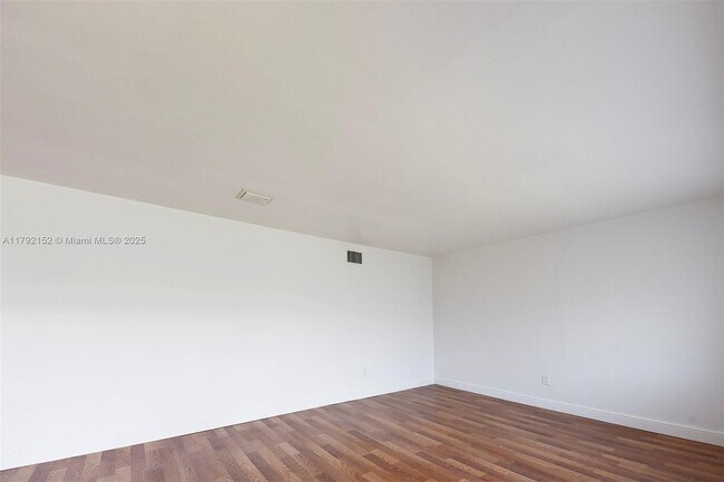 Building Photo - 2250 Bay Dr