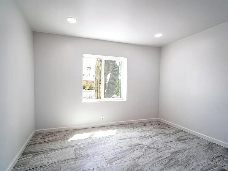 Building Photo - 1017 E West Cir Dr