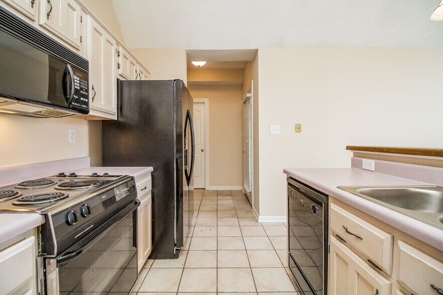 Building Photo - 9441 Club Walk Ct