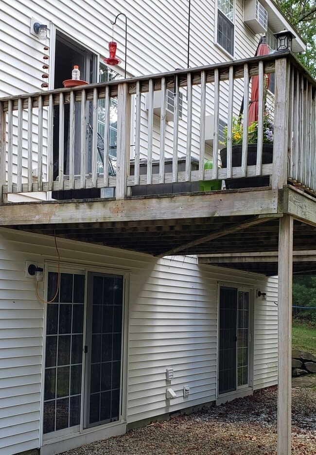 Building Photo - Spacious & Modern 2 bedroom Townhouse with...