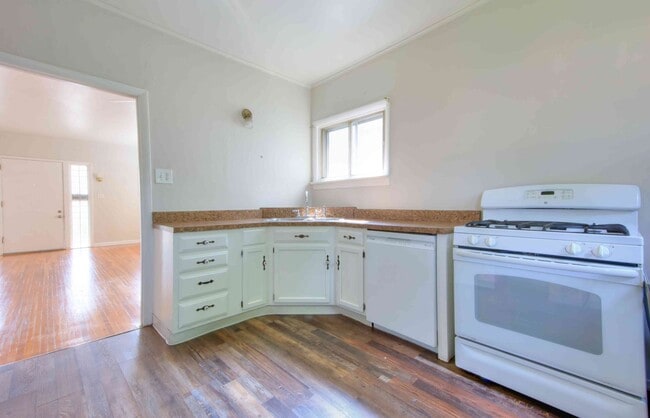 Building Photo - Available Aug 7th - Very nice single family home with refinished hardwood and a very large open l...