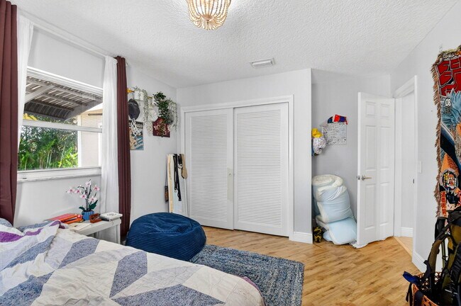 Building Photo - 320 Riverdale Rd