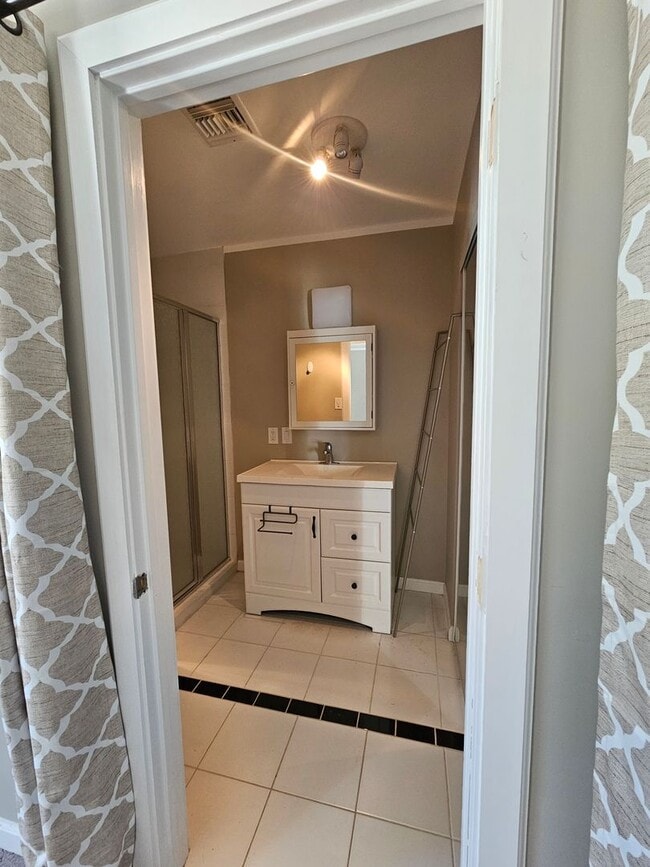 Building Photo - 2 Bedroom 2 Bathroom fully electric house ...